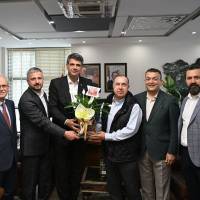 Akça Koca K. Platformu, Kartepe Belediye Başkanı Av. M. Mustafa Kocaman’a başarı ve tebrik çiçeğini takdim ederken