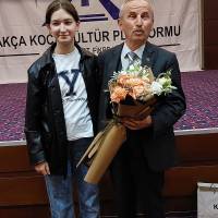 Elif Benan Demircioğlu, dedesi Halil İbrahim Kahraman'a  çiçek takdim ederken