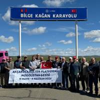 Platform üyeleri Moğolistan Karakurum’daki Bilge Kağan karayolu tabelası önünde