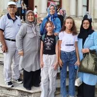 Ahsen Okyar, Nursel Okyar, Seçil Sözer, Elif İlke Sözer, Zeynep Bayram ve Fatma Baykara Beylerbeyi Sarayı önünde