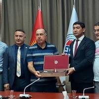 Prof. Dr. Murat Yalçıntaş, Manas Üniversitesi Genel Sekreteri Prof. Dr. Oktay Özgül, Dr. Alaattin Büyükkaya, Rektör Vekili Prof. Dr. Almaz İbrayev ve Hasan Uzunhasanoğlu