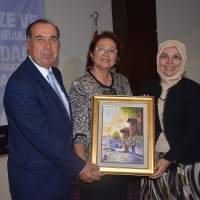 Amatör Ressam Emine Vidan Çağlar, son hazırladığı çalışmasını Müjgan - Dr. Alaattin Büyükkaya'ya takdim ederken