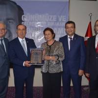 Hasan Uzunhasanoğlu, Ahsen Okyar ve Ecz. Selçuk Arslan, Dr. Alaattin Büyükkaya'ya Akça Koca Kültür Platformu'nun plaketini takdim ederken