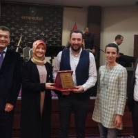 Akça Koca Platformu yöneticileri Türk Halk Müziği sanatçısı Kenan Serhat İnce’ye plaket takdim ederken