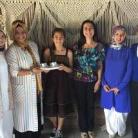 Dr. Ayşe Zeynep Turan, Elvan Mut, Emine Uzunhasanoğlu ve Banu Çevikel, ABD’de yaşayan Sena ve Betül Delibalta’ya Platformun hediyesini takdim ederken