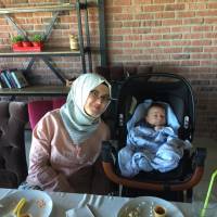 Yavuz Selim Genç, teyzesi Dr. Fatma Emre Taşolar ile birlikte