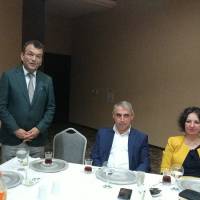 Akça Koca Kültür Platformu Başkanı Hasan Uzunhasanoğlu, Dr. Hasan Hüseyin Can’a hizmetleri için teşekkür ederken