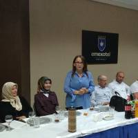 Eğitimci Zehra Genç, Dr. Hasan Hüseyin Can’a tebrik ve teşekkürlerini sunarken