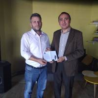 Dr. Yunus Özen, Kocaeli tv Editörü Kazım Aydın’a Dr. Nuri Çağlar’a vefa toplantısı davetiyesini takdim ederken