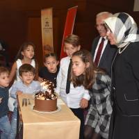 Amatör Ressam Emine Vildan Çağlar, yaş günü pastasını kesmek üzere torunları ile birlikte