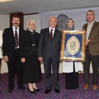 Akça Koca Kültür Platformu Yöneticileri; Banu Çevikel, Dr. İsmail Çapçı, Dr. Ayşe Zeynep Turan, Dr. Yunus Özen, Ayşegül Karakadılar ve Dr. Fatma E. Taşolar, Dr. Nuri Çağlar’a Platformun hediyesini takdim ederken