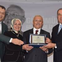 Platform Başkanı Hasan Uzunhasanoğlu, Dr. Alaattin Büyükkaya ve Ahsen Okyar birlikte, Çağlar çiftine Plaket takdim ederken