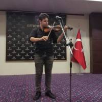 Yahya Kaptan Anadolu Lisesi 9.sınıf öğrencisi Ahmet Efe Küçük keman dinletisini sunarken