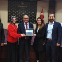 Ali Kahraman, Dr. Ayşe Zeynep Turan, Banu Çevikel, Haran Reşit Kocagöz ve Hasan Uzunhasanoğlu birlikte Dr. Zülfikar Özkan’a Platformun plaketi takdim ederken