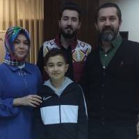 Kocagöz Ailesi; Nurdan, Ahmet Baturalp, Harun Reşit ve yeni yaşını kutlayan Ayberk Kocagöz pastanın başında