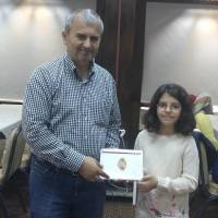 Dr. Hasan Dermenci Elif Gülce Taşolar'a hediyesini verirken birlikte