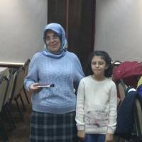 Emine Vildan Çağlar, Elif Gülce Taşolar'a hediyesini verirken