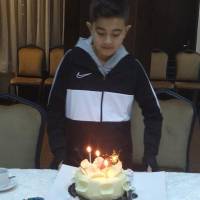 Ayberk Kocagöz doğum günü pastasının başında