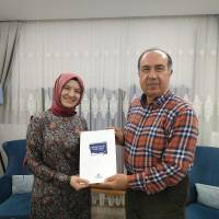 Dr. Ayşe Zeynep Turan, e. Avrupa Birliği Bakan Yardımcısı Dr. Alaattin Büyükkaya’ya Platformun yeni çıkan kitabını takdim ederken
