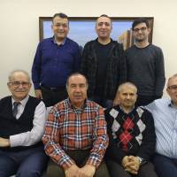 Ayaktakiler; Hasan Uzunhasanoğlu, Dr. Yunus Özen, Arif Yavuz Oturanlar: Ahsen Okyar, Dr. Alaattin Büyükkaya, Dr. Hasan Dermenci ve Dr. Oktay Taşolar