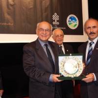 Sakarya Vali Yardımcısı Akın Yılmaz, Prof.Dr. Uğur Derman’a plaket takdim ederken