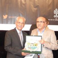 Av. Rasim Cinisli’ye plaket takdim edilirken