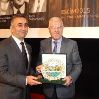 Prof. Dr. Ahmet Güner Sayar plaketini alırken