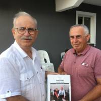 Ahsen Okyar, e. Beylerbeyi Muhtarı Halil Dönmez’e “Arkadaşım Fevzi GENÇ” kitabını takdim ederken