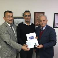 Hasan Uzunhasanoğlu ve Ahsen Okyar Demokrat Kocaeli Gazetesi Genel Yayın Yönetmeni Mevlüt Soysal’a, Abdullah Köktürk’ün vefa toplantı davetiyesini takdim ederken