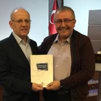 Endüstri Mühendisi Mustafa Toka, Dr. Yüksel Aksoy’a; “İNSANA DOST, FİKRE DOST – 2” kitabı takdim ederken
