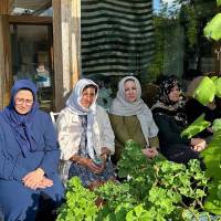 Ecz. Fatma Uğur ve okumaya katılanlar