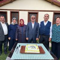 47 sene önce 29 Ekim’de evlenen çiftler; Necati – Huriye Pilavcı, Muazzez - Ali Aydemir, Necati – Hilal Büyükkaya pasta kesme hazırlığında