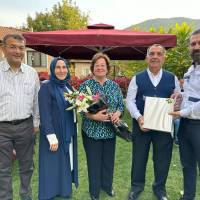 Hasan Uzunhasanoğlu, Diş Hekimi Betül Demir, Hilal Büyükkaya’ya Çiçek, Harun Reşit Kocagöz’de Necati Büyükkaya’ya hediyesini takdim ederken
