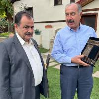 Dr. Alaattin Büyükkaya, Hanımeli Konağı sahibi Necati Pilavcı’ya hediyesini takdim ederken