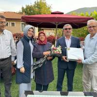 Hasan Uzunhasanoğlu, Uzm. Dr. Fatma E. Taşolar, Muazzez Aydemir’e Çiçek, Ahsen Okyar’da Ali Aydemir’e hediyesini takdim ederken