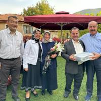 Hasan Uzunhasanoğlu, Ressam Vildan Çağlar, Huriye Pilavcı’ya Çiçek, Dr. Alaattin Büyükkaya’da Necati Pilavcı’ya hediyesini takdim ederken