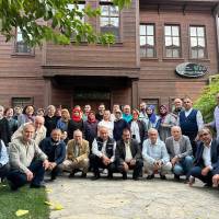 Akça Koca Platformu üyeleri Taraklı Hanımeli Konağı önünde
