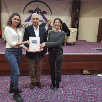 Arslan kardeşler, Celal Toprak'a Platformun kitabını takdim ederken