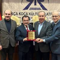 Körfez Ticaret Odası Başkanı Recep Öztürk, İş İnsanı Necati Pilavcı ve Ahsen Okyar birlikte Dr. Alaattin Büyükkaya’ya plaketini takdim ederken