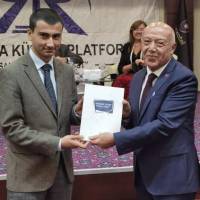 KOÜ Hukuk Fakültesi Araştırma Görevlisi Mehmet Mert Dermenci, The Green Park Yönetim Kurulu Başkanı Adil Üstündağ’a Platformun kitabını takdim ederken
