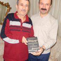 Av. Zeki Hacıibrahimoğlu, Dr. İsmail Çapçı’ya “Meselelerimiz ve Çözümler” kitabını takdim ederken