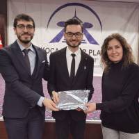 Platform Yönetim Kurulu üyesi Ayşegül Karakadılar ve Şerif Hüseyin Ayaz birlikte Ömer Faruk Kaçar’a hediyesini takdim ederken