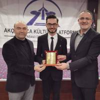 Platform Yönetim Kurulu üyesi Çetin Mut ve Kocaeli Kandıralılar Derneği Başkanı Sinan Yolcu birlikte, Ömer Faruk Kaçar’a plaketini takdim ederken