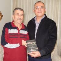 Av. Zeki Hacıibrahimoğlu, Dr. Oktay Taşolar’a “Meselelerimiz ve Çözümler” kitabını takdim ederken