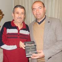 Av. Zeki Hacıibrahimoğlu, Makine Mühendisi Çetin Mut’a “Meselelerimiz ve Çözümler” kitabını takdim ederken