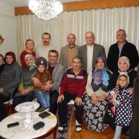 Ayaktakiler; Ayşe - Dr. İsmail Çapçı, Çetin Mut, Ahsen Okyar, Dr. Oktay – Dr. Fatma E. Taşolar Oturanlar: Dr. A. Zeynep Turan, Elvan Mut, Emine Uzunhasanoğlu, Yusuf Taşolar, Hasan Uzunhasanoğlu, Av. Zeki - Mükerrem Hacıibrahimoğlu, Nursel Okyar, Gülce Taşolar
