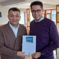 Başkan Hasan Uzunhasanoğlu, Makine Mühendisi Murat Tokkacı’ya; “İnsana Dost, Fikre Dost-3” kitabını takdim ederken