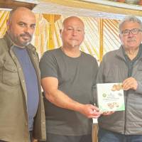 Ekrem Genco Günay’a; KBB Kırsal Tarım ve Aromatik Bitkiler İl koordinatörü Abdullah Köktürk ve Girişimcilik Danışmanı Serhat Duyar tarafından “Ormanya - Kandıra Fındıklı Cezeryesi” hediye olarak verilirken