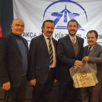 Çetin Mut, Dr. İsmail Çapçı ve Necati Pilavcı birlikte, Tolga Büyükkaya’ya hediyesini verirken