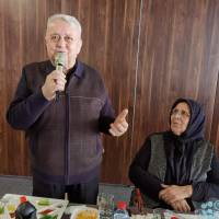 Bestekar Amir Ateş Toplantının değerlendirmesi ve duası yaparken